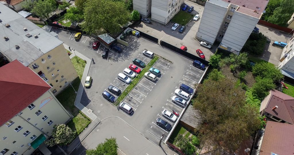 Újraszervezik a tömbházak közötti parkolást