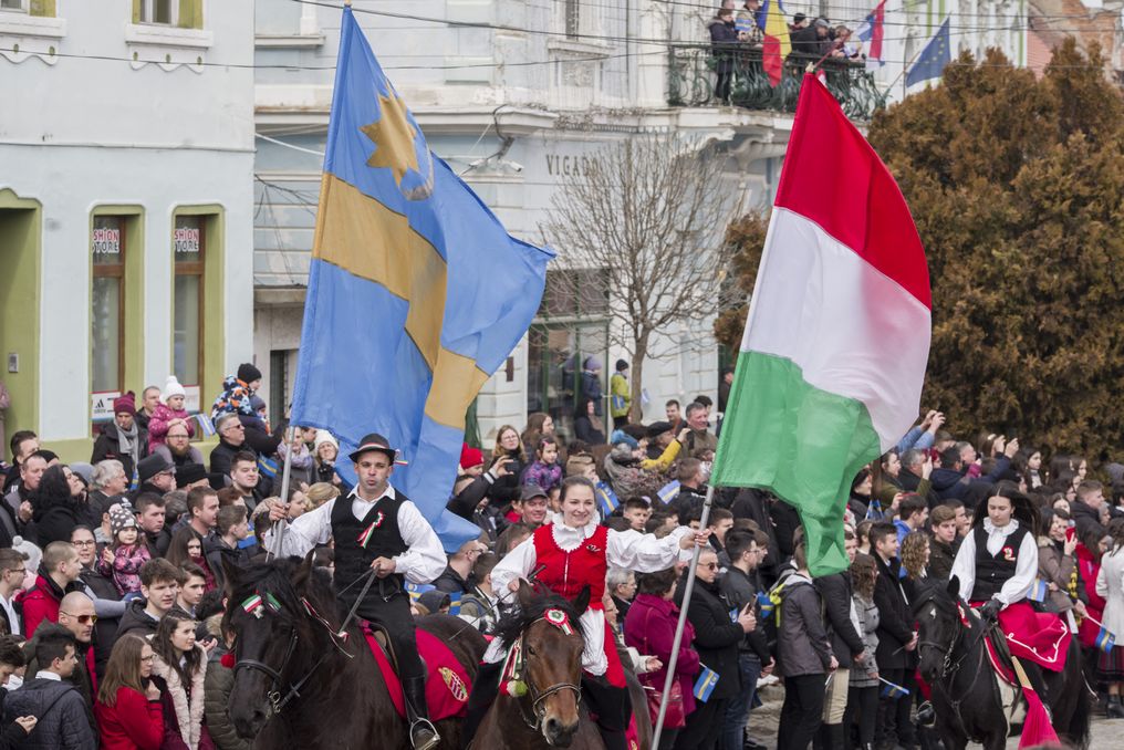 Újra megtelt ünneplőkkel Kézdivásárhely főtere