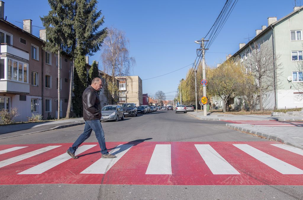 Napelemes jelzőtáblák a megújult utcákban