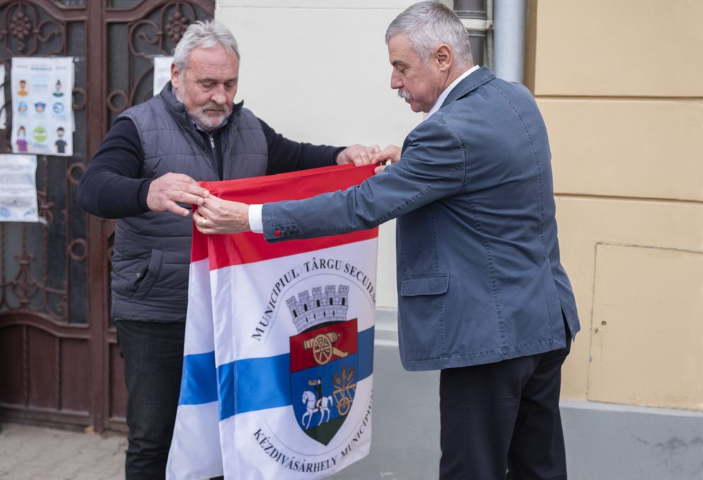 Kitűzték Kézdivásárhely hivatalos zászlaját