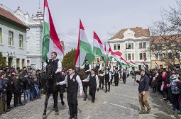 Látványos zászlós felvonulás