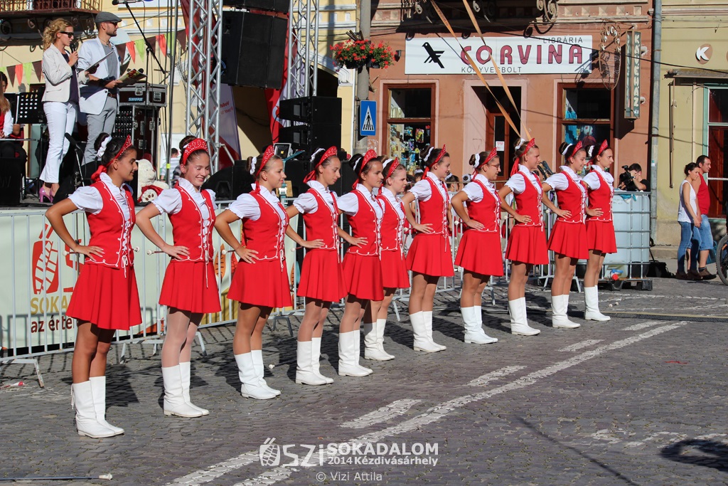 Tanulók Klubja: indulók, polka, filmzene és szép lányok