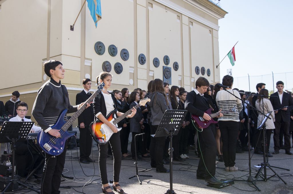 Elevi omagiind cu program artistic