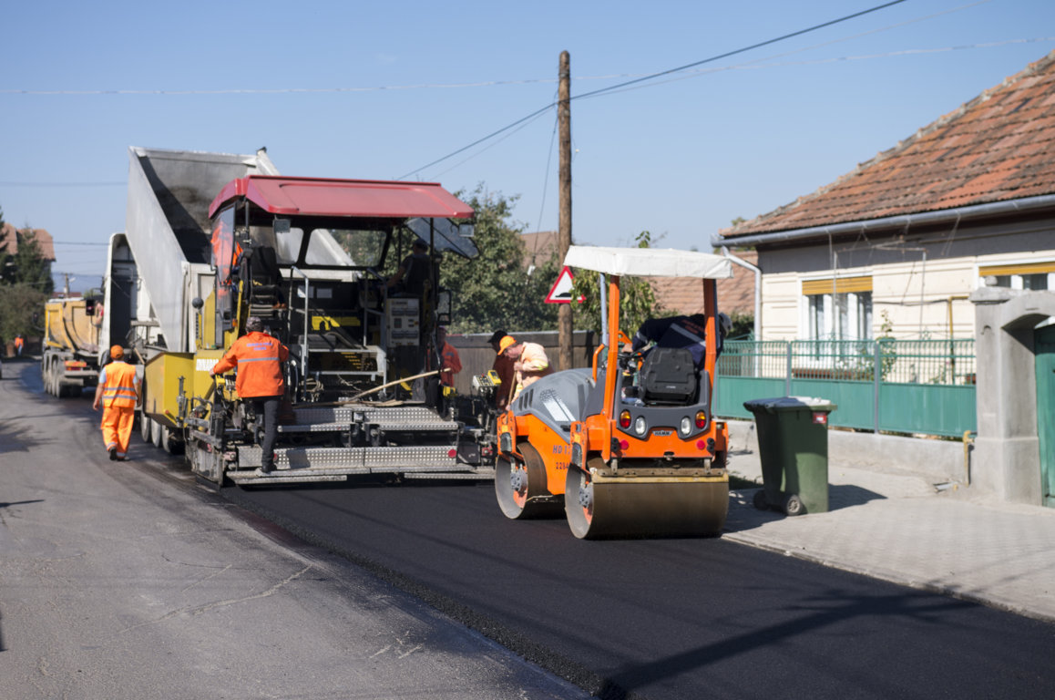 Un nou strat de asfalt pe strada Turiei