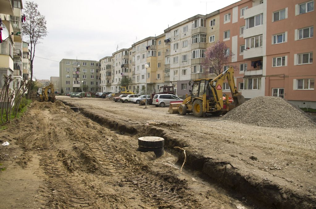 Se construiește trotuar și parcare