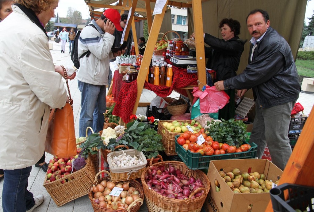 Târg de Crăciun în piața de legume